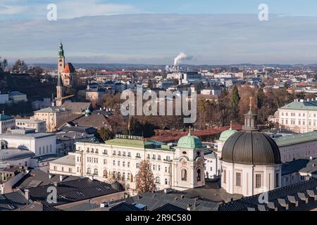 Salzburg, Österreich - 27. DEZEMBER 2021: Dreifaltigkeitskirche, römisch-katholische Kirche in Salzburg, Österreich. Entworfen von Johann Be Stockfoto
