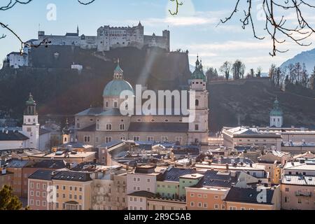 Salzburg, Österreich - 27. Dezember 2021: Blick auf die Festung Hohensalzburg oder Festung Hohensalzburg, eine große mittelalterliche Festung auf einem Hügel mit Blick auf Sa Stockfoto