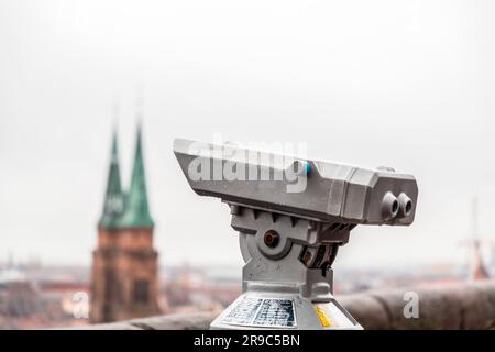 Nürnberg, Deutschland - 28. DEZ. 2021: Beobachtungsbinokular an der Kaiserburg mit Blick auf die Stadt Nürnberg, Bayern Stockfoto