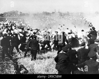 Chicago, Illinois: 30. Mai 1937 der erste Anklagepunkt der Polizei, die streikende Stahlarbeiter angreift, die auf das südChicagoer Werk von Republic Steel marschieren. Zehn Streikende wurden getötet. Das Paramount Newsreel-Foto wurde erst Jahre später veröffentlicht. Stockfoto