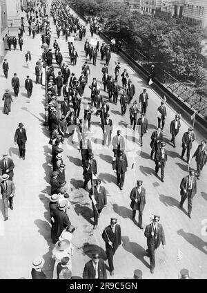 New York, New York: 1916 Teil der riesigen Parade von über 10.000 Straßenbahnfahrern, die die Park Avenue auf ihrem Weg zu einem Massentreffen am Union Square überquerten. Stockfoto