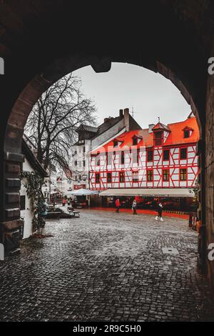 Nürnberg - 28. Dezember 2021: Allgemeine Architektur und Straßenblick aus den Straßen von Nürnberg, Bayern. Stockfoto