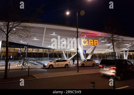 Salzburg, Österreich - DEZ. 2021: Außenansicht vom Hauptbahnhof Salzburg, Österreich. Stockfoto