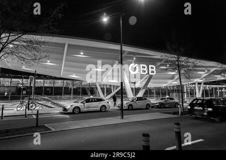 Salzburg, Österreich - DEZ. 2021: Außenansicht vom Hauptbahnhof Salzburg, Österreich. Stockfoto