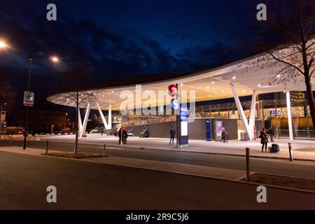 Salzburg, Österreich - DEZ. 2021: Außenansicht vom Hauptbahnhof Salzburg, Österreich. Stockfoto