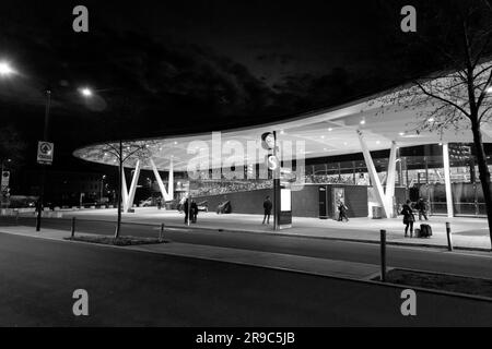 Salzburg, Österreich - DEZ. 2021: Außenansicht vom Hauptbahnhof Salzburg, Österreich. Stockfoto