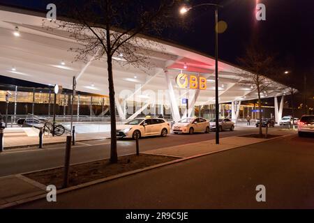 Salzburg, Österreich - DEZ. 2021: Außenansicht vom Hauptbahnhof Salzburg, Österreich. Stockfoto