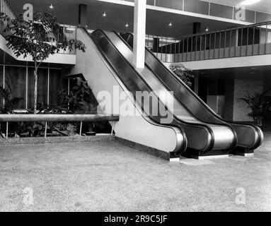 New York, New York: September 1959 der Eingang der Lobby mit Rolltreppen führt nach einer Renovierung im Wert von 33 Millionen Dollar zur ersten Ebene im Hauptclubhaus des Aqueduct Racetrack in Queens. Stockfoto