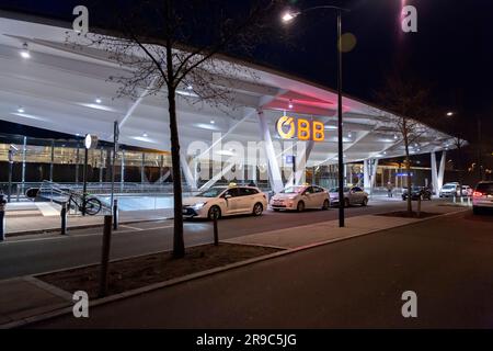 Salzburg, Österreich - DEZ. 2021: Außenansicht vom Hauptbahnhof Salzburg, Österreich. Stockfoto