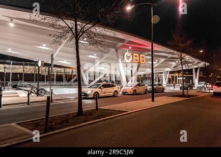 Salzburg, Österreich - DEZ. 2021: Außenansicht vom Hauptbahnhof Salzburg, Österreich. Stockfoto