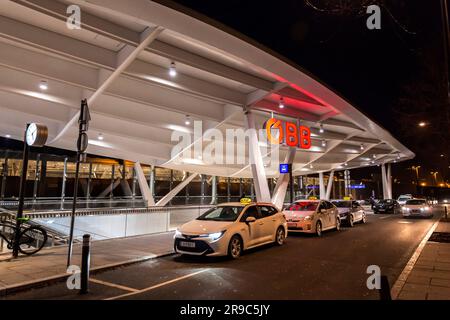 Salzburg, Österreich - DEZ. 2021: Außenansicht vom Hauptbahnhof Salzburg, Österreich. Stockfoto