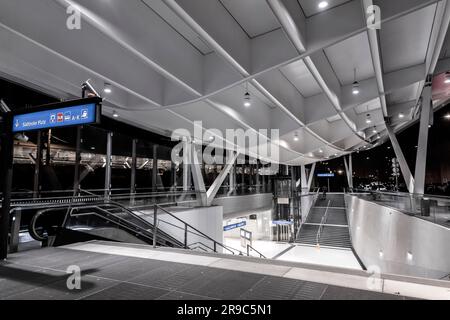 Salzburg, Österreich - DEZ. 2021: Außenansicht vom Hauptbahnhof Salzburg, Österreich. Stockfoto