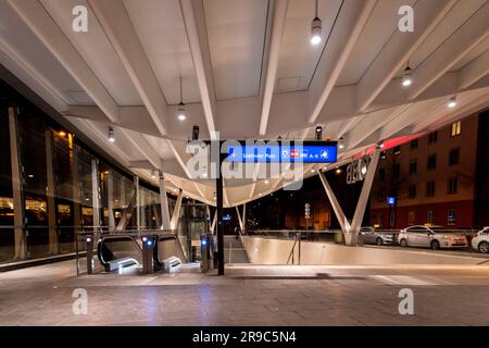 Salzburg, Österreich - DEZ. 2021: Außenansicht vom Hauptbahnhof Salzburg, Österreich. Stockfoto