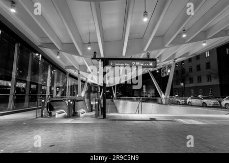 Salzburg, Österreich - DEZ. 2021: Außenansicht vom Hauptbahnhof Salzburg, Österreich. Stockfoto