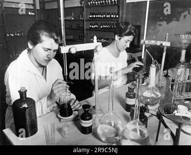 Berlin, Deutschland: c. 1929 Forscher am Bacterio-Physiological Institute von Dr. Piorkowski in Berlin nutzen die modernsten Methoden und Geräte in der dort durchgeführten Keimforschung. Hier werden Laborassistenten am Institut ausgebildet. Stockfoto