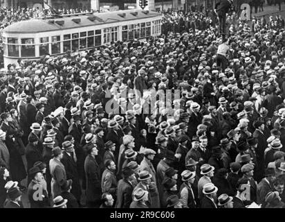 Detroit, Michigan: 1936 Teil der Menge von 100.000 Gewerkschaftsarbeitern versammelten sich am Cadillac Square, um gegen gerichtliche Anordnung die Räumung der Stürmer zu demonstrieren. Eine Straßenbahn wird bei der Demonstration erwischt. Stockfoto