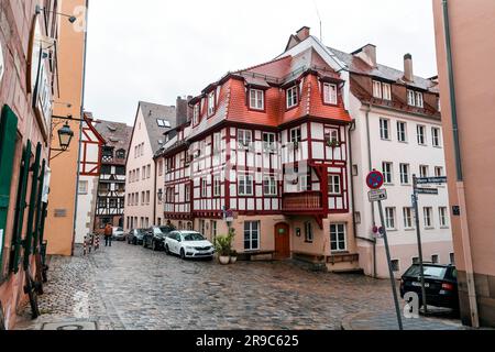 Nürnberg - 28. Dezember 2021: Allgemeine Architektur und Straßenblick aus der Bergstraße, Nürnberg, Bayern. Stockfoto