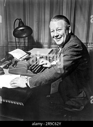 New York, New York: ca.1948. Ein New York Telegram & Sun Zeitungsreporter bei der Arbeit an seiner Underwood Schreibmaschine. Stockfoto