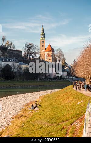 Salzburg, Österreich - 27. Dezember 2021: Gebäude rund um die Salzach in der Nähe der Altstadt, Salzburg, Österreich. Stockfoto