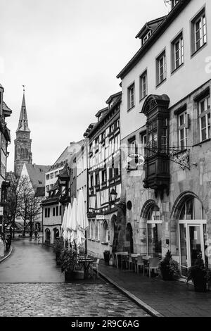 Nürnberg - 28. Dezember 2021: Allgemeine Architektur und Straßenblick aus den Straßen von Nürnberg, Bayern. Stockfoto