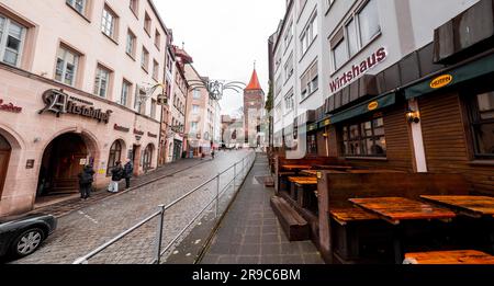 Nürnberg - 28. Dezember 2021: Allgemeine Architektur und Straßenblick aus der Bergstraße, Nürnberg, Bayern. Stockfoto