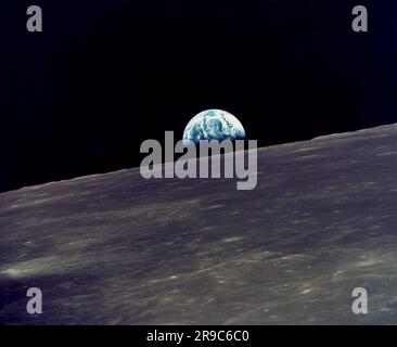 Mond: Mai, 1969 Blick auf die Erde, die über dem Mondhorizont aufsteigt, fotografiert vom Apollo 10 Mondmodul (Snoopy), während es um den Mond kreiste. Stockfoto