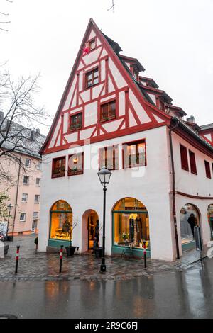 Nürnberg - 28. Dezember 2021: Allgemeine Architektur und Straßenblick aus den Straßen von Nürnberg, Bayern. Stockfoto