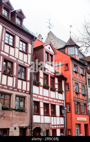 Nürnberg - 28. Dezember 2021: Allgemeine Architektur und Straßenblick aus der Bergstraße, Nürnberg, Bayern. Stockfoto