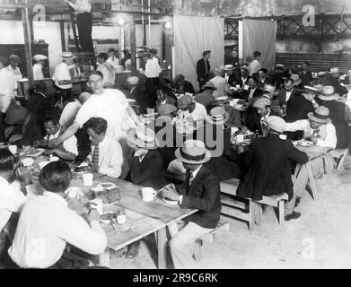 New York, New York: 25. Juli 1927 Interborough Rapid Transit (I.R. T.) Offizielle sind bereit, sich mit dem drohenden Ausstieg durch Mitglieder der Amalgamated Association of Street and Electric Railway Empoyees auseinanderzusetzen. Hier sehen Sie die Essquartiere, die die IRT für ihre Streikbrecher eingerichtet hat, um sie während des Streiks zu benutzen. Stockfoto