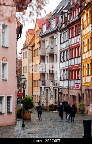 Nürnberg - 28. Dezember 2021: Allgemeine Architektur und Straßenblick aus der Bergstraße, Nürnberg, Bayern. Stockfoto