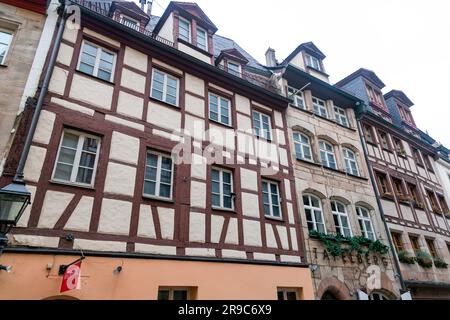 Nürnberg - 28. Dezember 2021: Allgemeine Architektur und Straßenblick aus der Bergstraße, Nürnberg, Bayern. Stockfoto