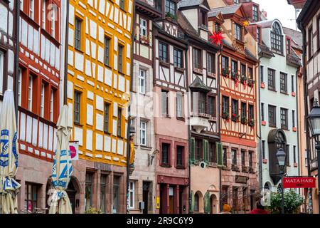 Nürnberg - 28. Dezember 2021: Allgemeine Architektur und Straßenblick aus der Bergstraße, Nürnberg, Bayern. Stockfoto