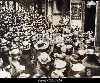 Boston, Massachusetts: 18. April 1919: New England Telephone and Telegraph Company Operators verlassen Fay Hall nach einem Massentreffen. Stockfoto