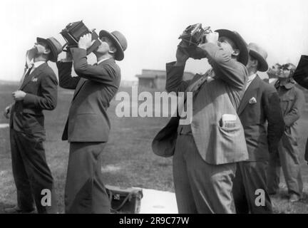 Berlin, Deutschland: 24. Mai 1931 Willi Ruge ist bestrebt, die ersten Selbstporträts vom Fallschirm zu machen, wenn er aus einem Flugzeug springt. Hier versuchen Fotografen, seinen Sprung aus dem Flugzeug mit einem Fallschirm und seiner Kamera zu erfassen. Stockfoto