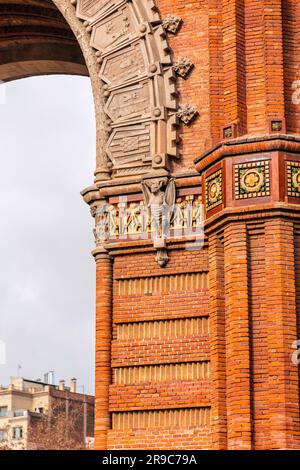 Dämonenersatz auf dem Triumphbogen oder Arc de Triomf in Katalanisch, erbaut von Josep Vilaseca i Casanovas als Hauptzugangstor für die 1888 Barcelona WOR Stockfoto