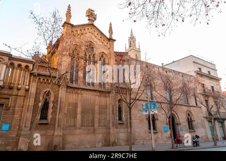 Barcelona, Spanien - 10. FEBRUAR 2022: Die Fassade der Basilika der reinen Empfängnis in Barcelona, Spanien. Stockfoto