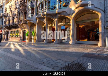 Barcelona, Spanien - 10. FEBRUAR 2022: Fassade des Casa Battlo Gaudi, Museumsgebäude, entworfen vom legendären Architekten Antonio Gaudi in Eixample, Barcel Stockfoto