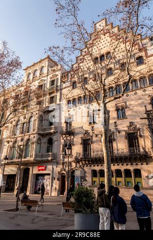 Barcelona, Spanien - 13. FEBRUAR 2022: Passeig de Colom ist eine breite, von Palmen gesäumte Allee im Viertel Ciutat Vella in Barcelona, Katalonien, Spanien. Stockfoto