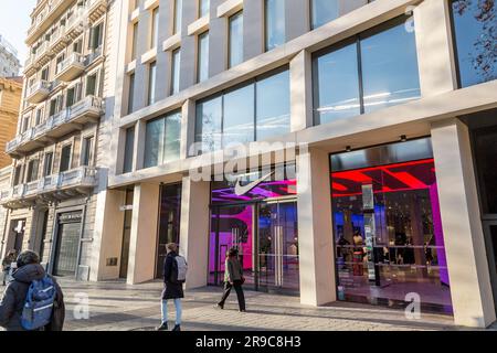 Barcelona, Spanien - 10. Februar 2022: Nike Store im Passeig de Gracia, einer der Hauptstraßen im Stadtteil Eixample in Barcelona, Spanien. Stockfoto