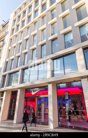 Barcelona, Spanien - 10. Februar 2022: Nike Store im Passeig de Gracia, einer der Hauptstraßen im Stadtteil Eixample in Barcelona, Spanien. Stockfoto