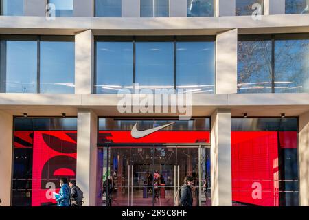 Barcelona, Spanien - 10. Februar 2022: Nike Store im Passeig de Gracia, einer der Hauptstraßen im Stadtteil Eixample in Barcelona, Spanien. Stockfoto