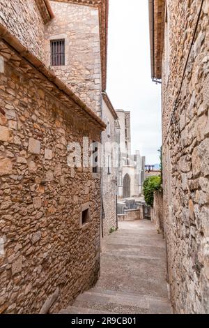 Wunderschöne Straßen der Altstadt von Girona mit alten Gebäuden und Kopfsteinpflastertreppen, Nordkatalonien, Spanien. Stockfoto