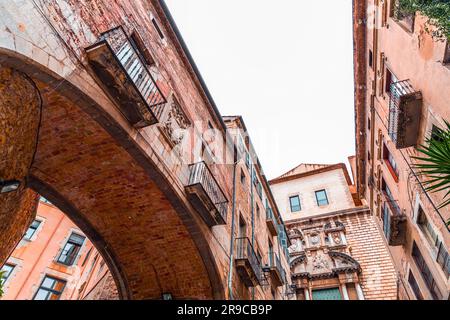 Wunderschöne Stufen und Torbogen des Pujada de Sant Domenec im jüdischen Viertel Girona, Katalonien, Spanien. Stockfoto