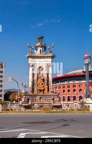 Barcelona, Spanien - 11. FEBRUAR 2022: Las Arenas de Barcelona ist ein kommerzieller Einkaufskomplex am Placa d'Espanya. Ehemalige Stierkampfarena, Aufklärung Stockfoto