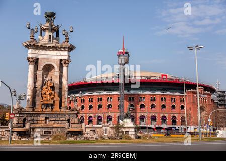 Barcelona, Spanien - 11. FEBRUAR 2022: Las Arenas de Barcelona ist ein kommerzieller Einkaufskomplex am Placa d'Espanya. Ehemalige Stierkampfarena, Aufklärung Stockfoto