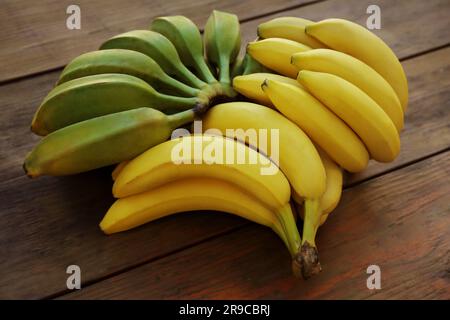 Bananen auf einem Holztisch Stockfoto