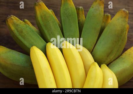 Bananen auf einem Holztisch Stockfoto