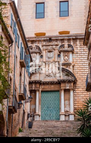 Wunderschöne Stufen und Torbogen des Pujada de Sant Domenec im jüdischen Viertel Girona, Katalonien, Spanien. Stockfoto