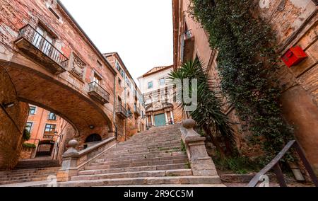 Wunderschöne Stufen und Torbogen des Pujada de Sant Domenec im jüdischen Viertel Girona, Katalonien, Spanien. Stockfoto