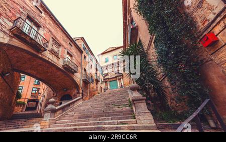 Wunderschöne Stufen und Torbogen des Pujada de Sant Domenec im jüdischen Viertel Girona, Katalonien, Spanien. Stockfoto